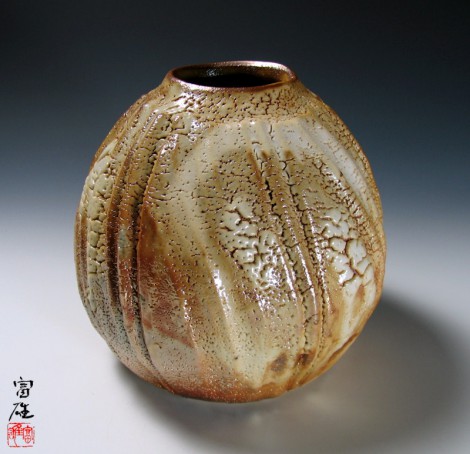 Yōhen-kin Shino Tsubo Jar by Suzuki Tomio: click to enlarge
