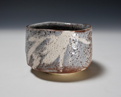 Nezumi Shino Kofuku Tea Bowl by Suzuki Tomio: click to enlarge