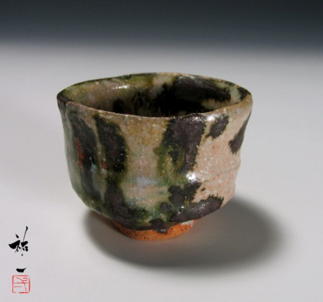 Haiyūsai Ash Glazed Saké Cup by Ikai Yūichi: click to enlarge
