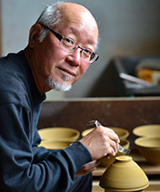 photo of Japanese ceramic artist Kamada Koji
