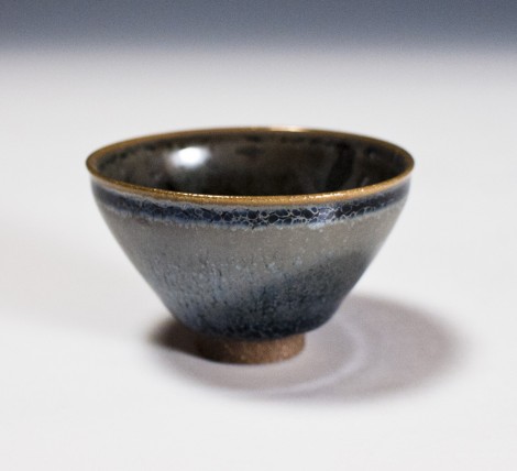 Yōhen Suikō Saké Cup by Kamada Kōji: click to enlarge