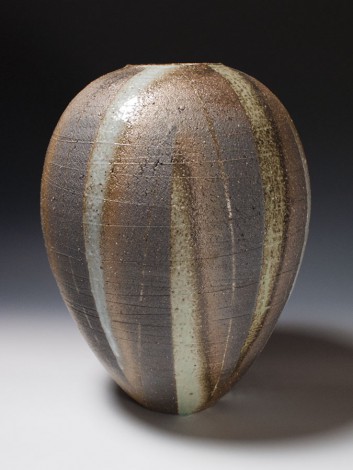 Haiyūsai Ash Glazed Tsubo Jar by Ikai Yūichi: click to enlarge