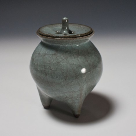 Seiji Celadon Incense Burner by Ikai Yūichi: click to enlarge